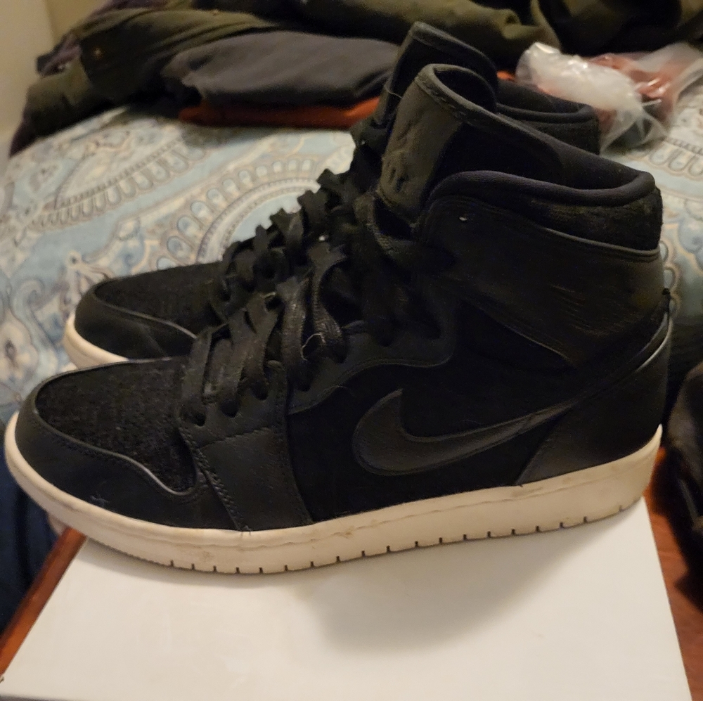 Nike women's Air Jordan Retro 1, 9.5, black